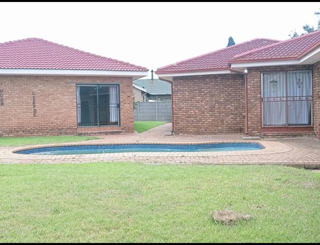 6 BEDROOM HOUSE FOR SALE IN HELIKON PARK